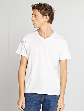 Camiseta con cuello de pico