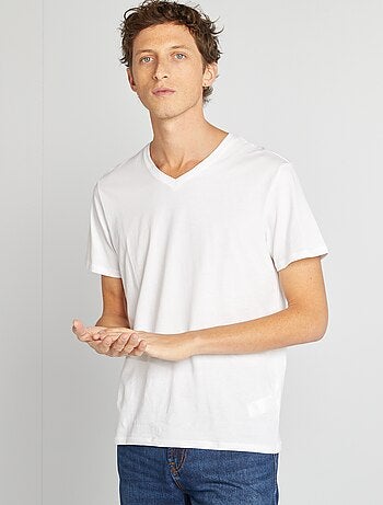 Camiseta con cuello de pico