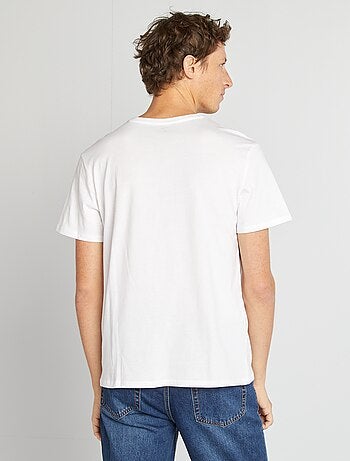 Camiseta con cuello de pico