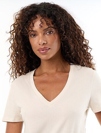 Camiseta con cuello de pico