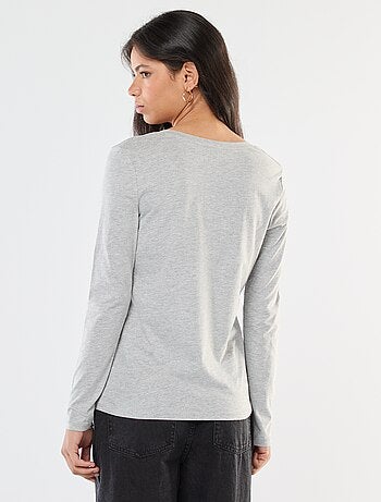 Camiseta con cuello de pico