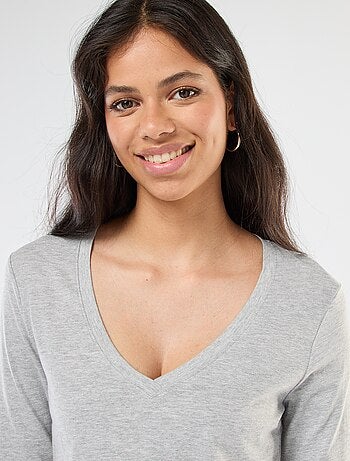 Camiseta con cuello de pico