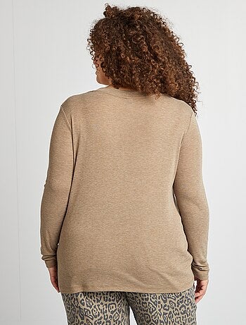 Camiseta con cuello de pico