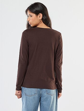 Camiseta con cuello de pico
