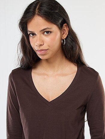 Camiseta con cuello de pico