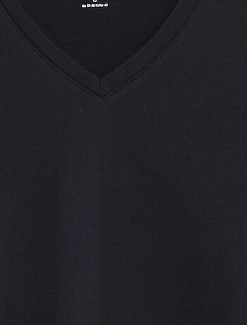 Camiseta con cuello de pico
