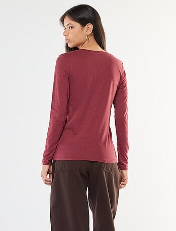Camiseta con cuello de pico