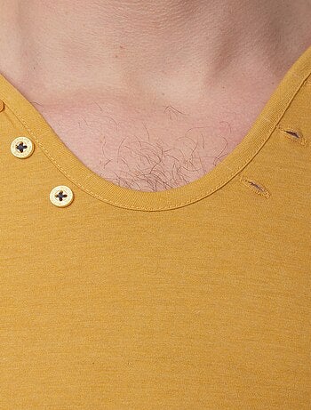 Camiseta con cuello en V