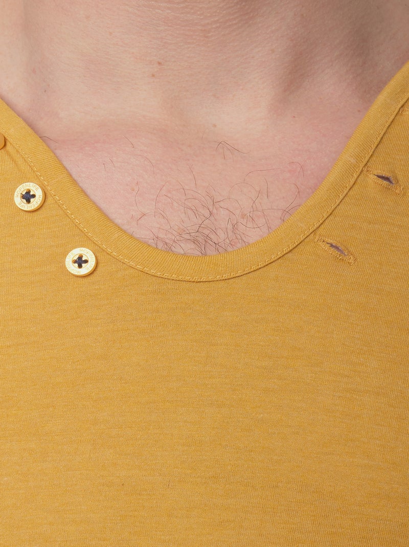 Camiseta con cuello en V Amarillo paja - Kiabi