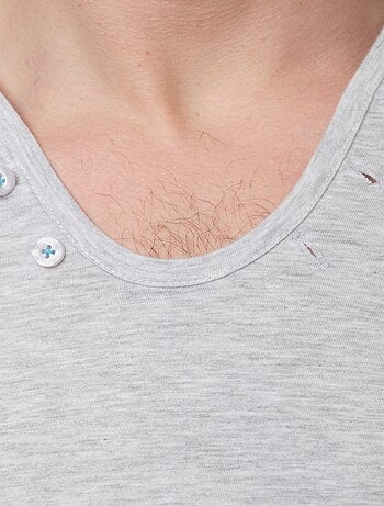 Camiseta con cuello en V