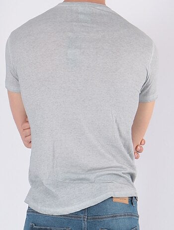 Camiseta con cuello en V