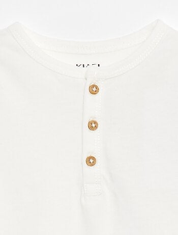 Camiseta con cuello panadero