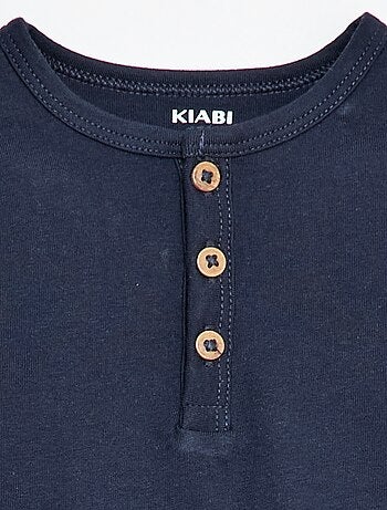 Camiseta con cuello tunecino abotonado