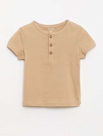 Camiseta con cuello tunecino abotonado