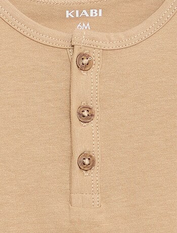 Camiseta con cuello tunecino abotonado