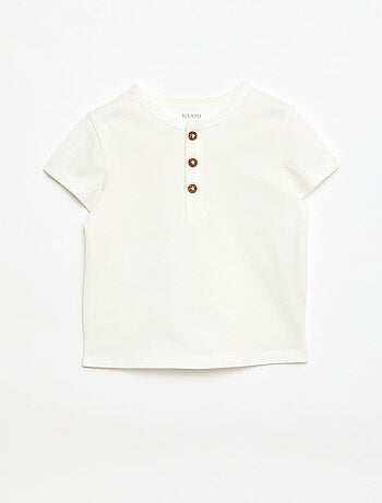 Camiseta con cuello tunecino abotonado