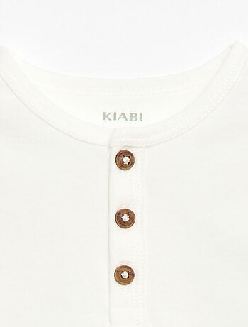 Camiseta con cuello tunecino abotonado