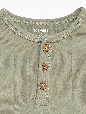 Camiseta con cuello tunecino abotonado