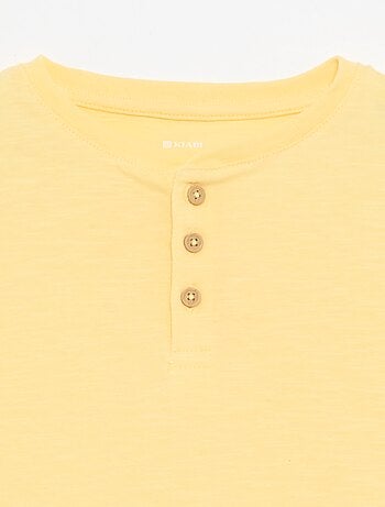 Camiseta con cuello tunecino