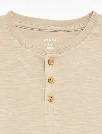 Camiseta con cuello tunecino