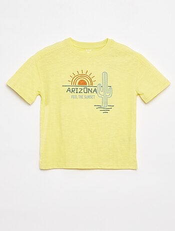 Camiseta con detalles de fantasía y bordados