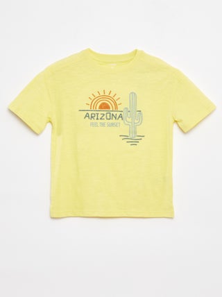 Camiseta con detalles de fantasía y bordados