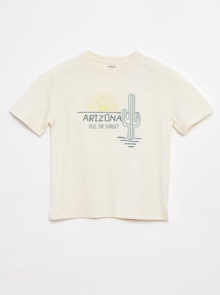 Camiseta con detalles de fantasía y bordados