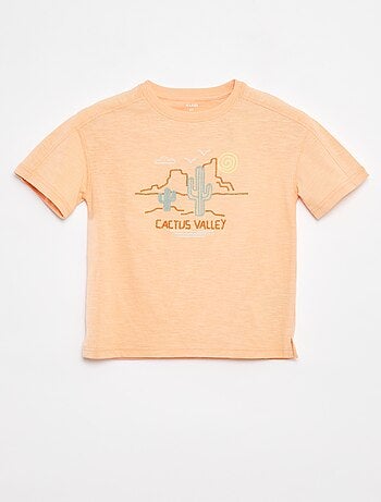 Camiseta con detalles de fantasía y bordados