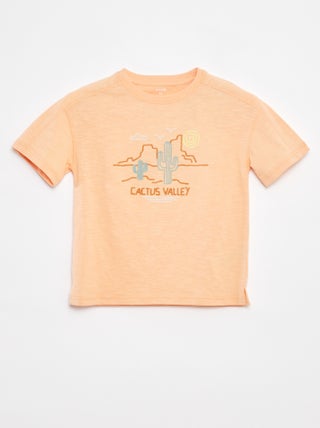 Camiseta con detalles de fantasía y bordados