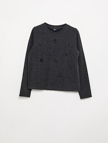 Camiseta con detalles de perlas