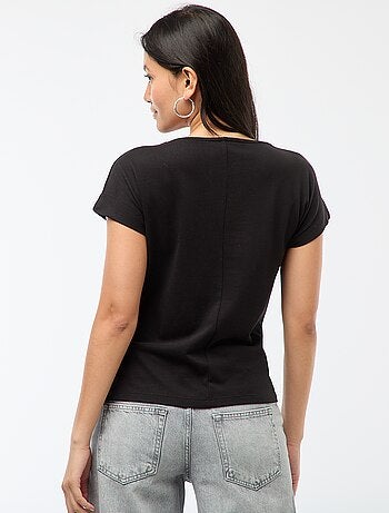 Camiseta con escote amplio cruzado