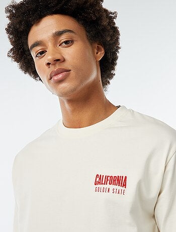 Camiseta con estampado en el pecho