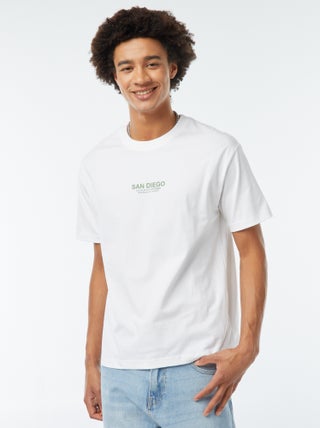 Camiseta con estampado en el pecho