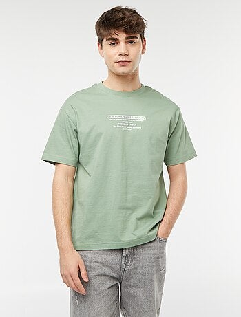 Camiseta con estampado en el pecho