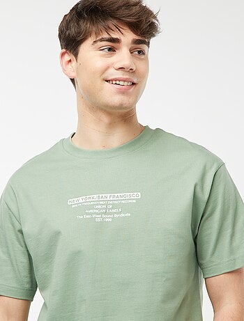 Camiseta con estampado en el pecho