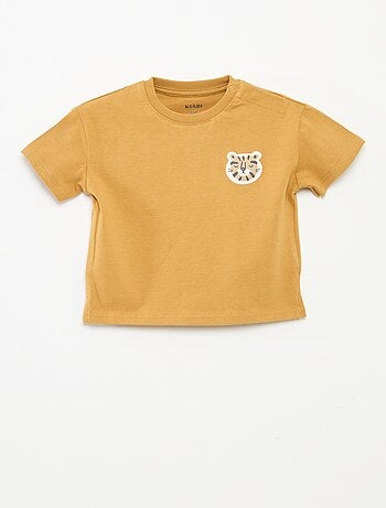 Camiseta con estampado en relieve