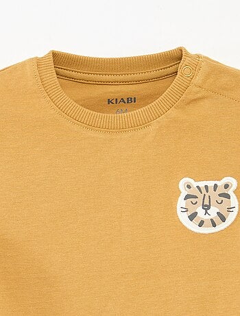 Camiseta con estampado en relieve
