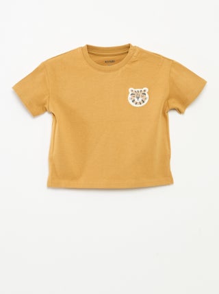 Camiseta con estampado en relieve