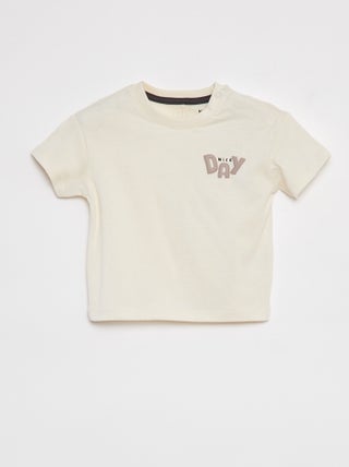 Camiseta con estampado en relieve