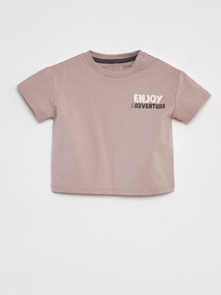 Camiseta con estampado en relieve