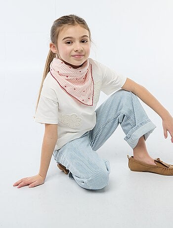 Camiseta con flores de macramé