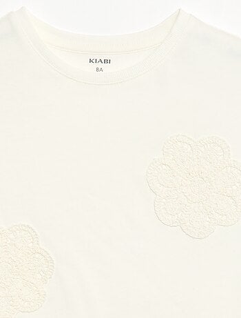 Camiseta con flores de macramé