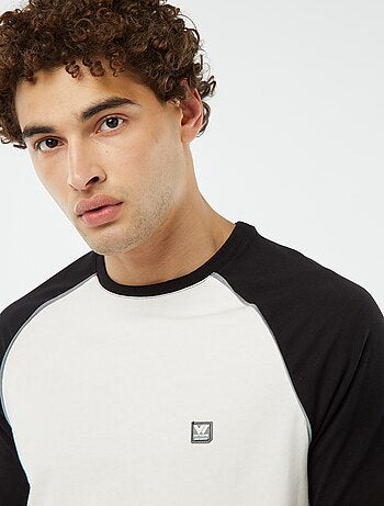 Camiseta con manga corta raglán
