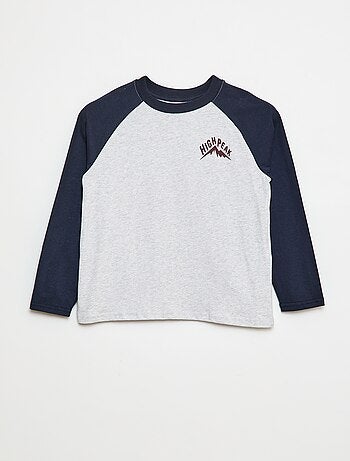 Camiseta con manga raglán