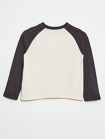 Camiseta con manga raglán