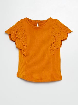 Camiseta con mangas bordadas