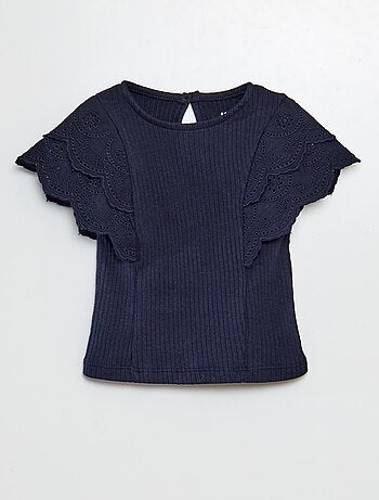 Camiseta con mangas bordadas