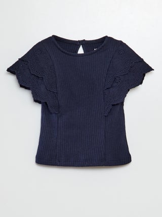 Camiseta con mangas bordadas