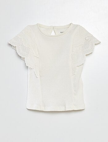 Camiseta con mangas bordadas