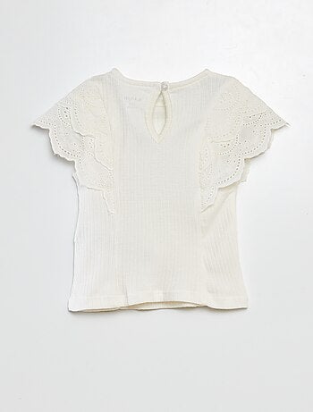 Camiseta con mangas bordadas